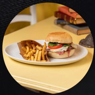 Pausa pranzo leggera e saporita! Se hai poco tempo, ci trovi anche su JustEat...ti raggiungiamo noi!
#anticasartoriadinapoli #pausapranzo #trieste #mondaymood #reloading #burgers #americanburgers