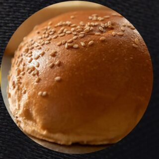 In un hamburger gli ingredienti che fanno davvero la differenza sono la carne e il pane. Per garantire la qualità del secondo, abbiamo scelto un forno napoletano che prepara apposta per noi queste soffici sfere dorate che andranno a racchiudere le nostre ricette. Un breve passaggio sulla piastra e il nostro pane è pronto per trattenere tutti i sapori dei nostri burgers.
#anticasartoriadinapoli #pausapranzo #materiaprima #pane #trieste #mondaymood #reloading #burgers #americanburgers