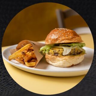 Una proposta per risvegliare i sensi in questo martedì: il nostro hamburger con peperoncini arrosti e guacamole!
#anticasartoriadinapoli #trieste #reloading #burgers #americanburgers